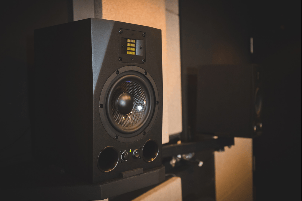 Studio Monitors vs Hi-Fi Speakers: Creator's Choice Guide